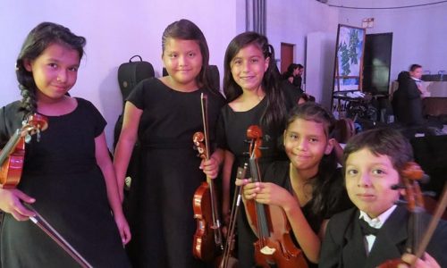 Niños y niñas músicos